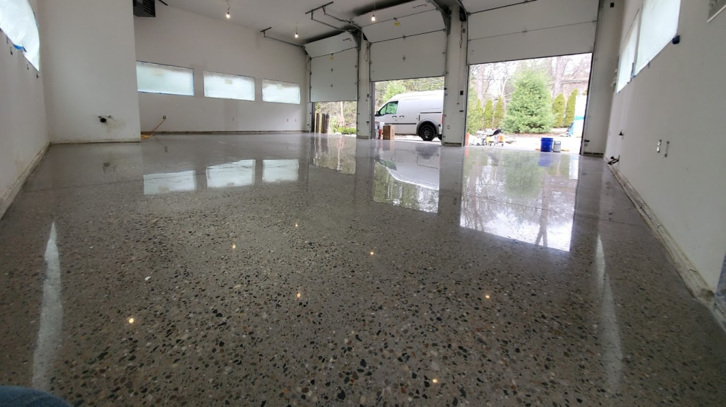 Betonová podlaha v garáži