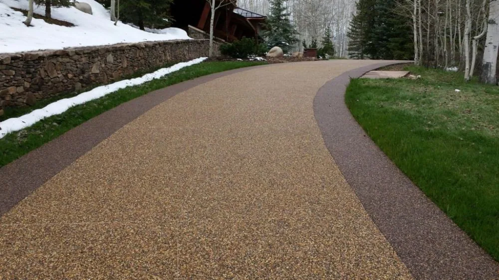 Drenážní beton na příjezdové cestě — propustný povrch pro vsak vody