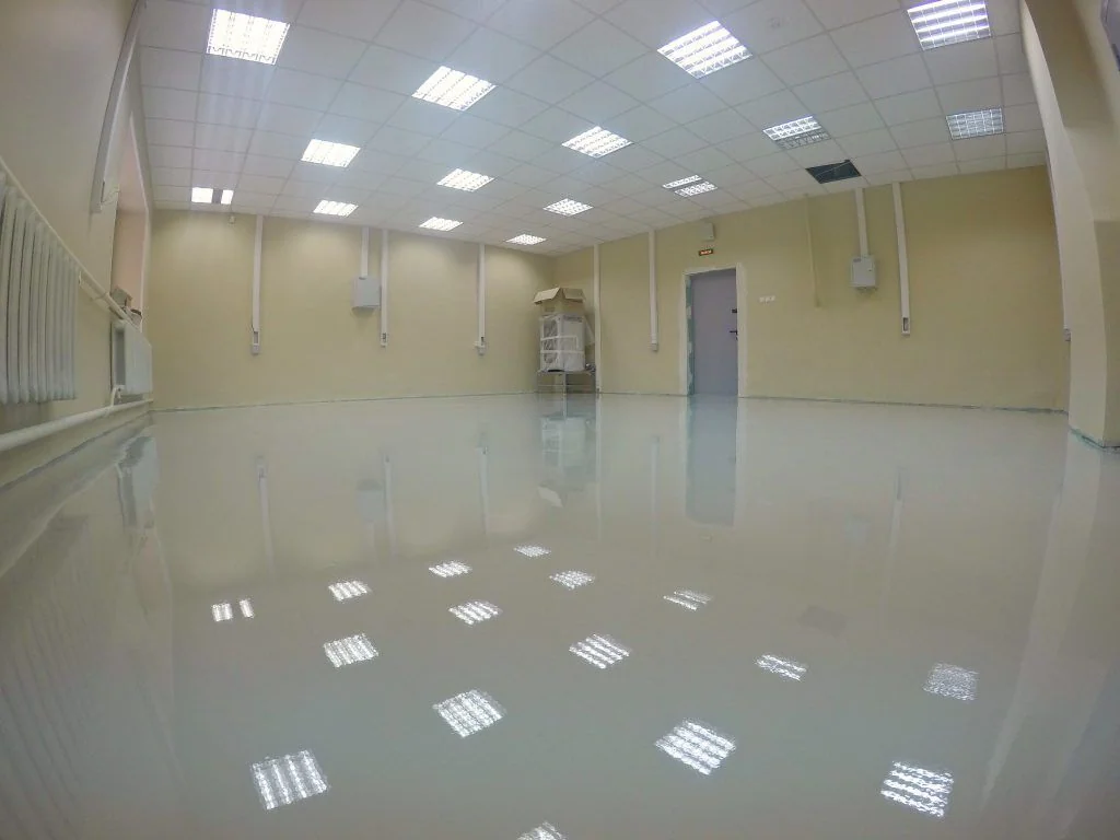 Epoxidová podlaha v garáži — lesklá pryskyřičná stěrka vs leštěný beton