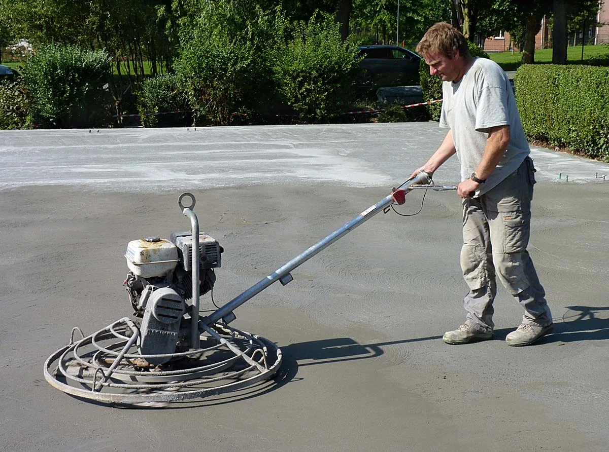 Hlazený beton — strojní hlazení helikoptérou (power trowel) bez vsypu