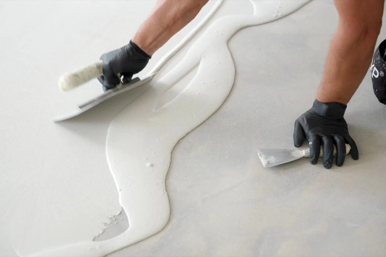 Mikrocement — polymerová stěrka 1-3 mm, aplikace ručním hladítkem