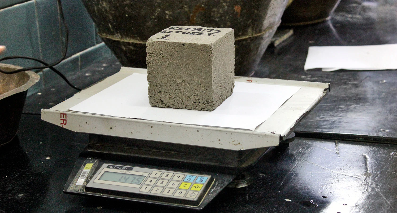 Hmotnost betonu — kolik váží 1 m³ betonu a kalkulačka hmotnosti