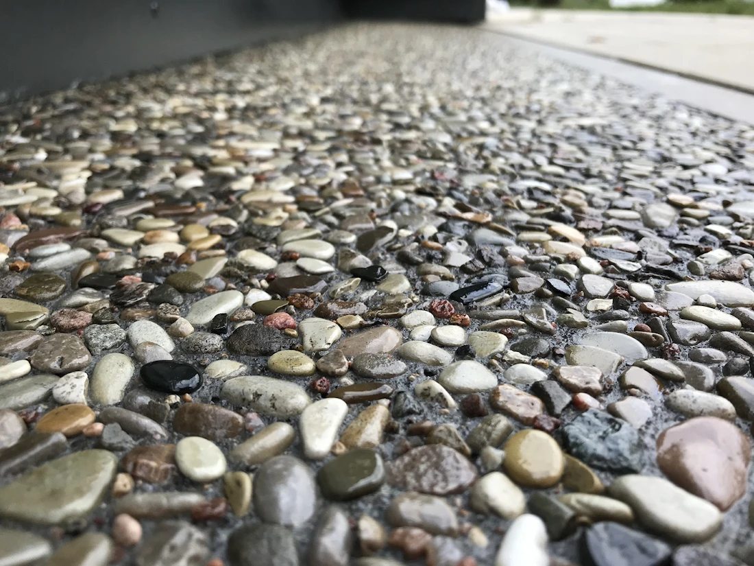 Detail vymývaného betonu — obnažené kamínky v povrchu