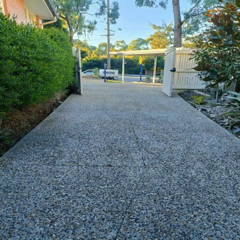 Vymývaný beton na příjezdové cestě — dekorativní protiskluzový povrch