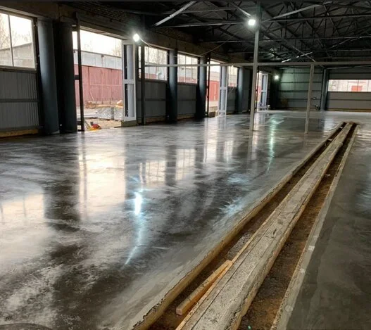 Barevný leštěný beton — drátkobetonová podlaha s designovým pigmentem v interiéru