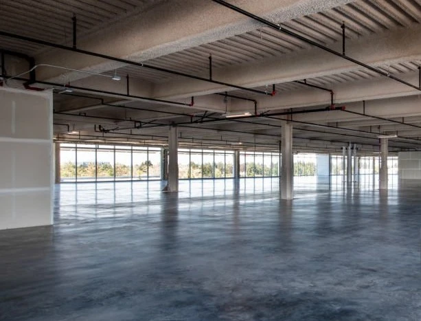 Leštěný beton Level 4 — vysoký lesk, zrcadlový efekt, premium realizace, výrazný odraz prostoru