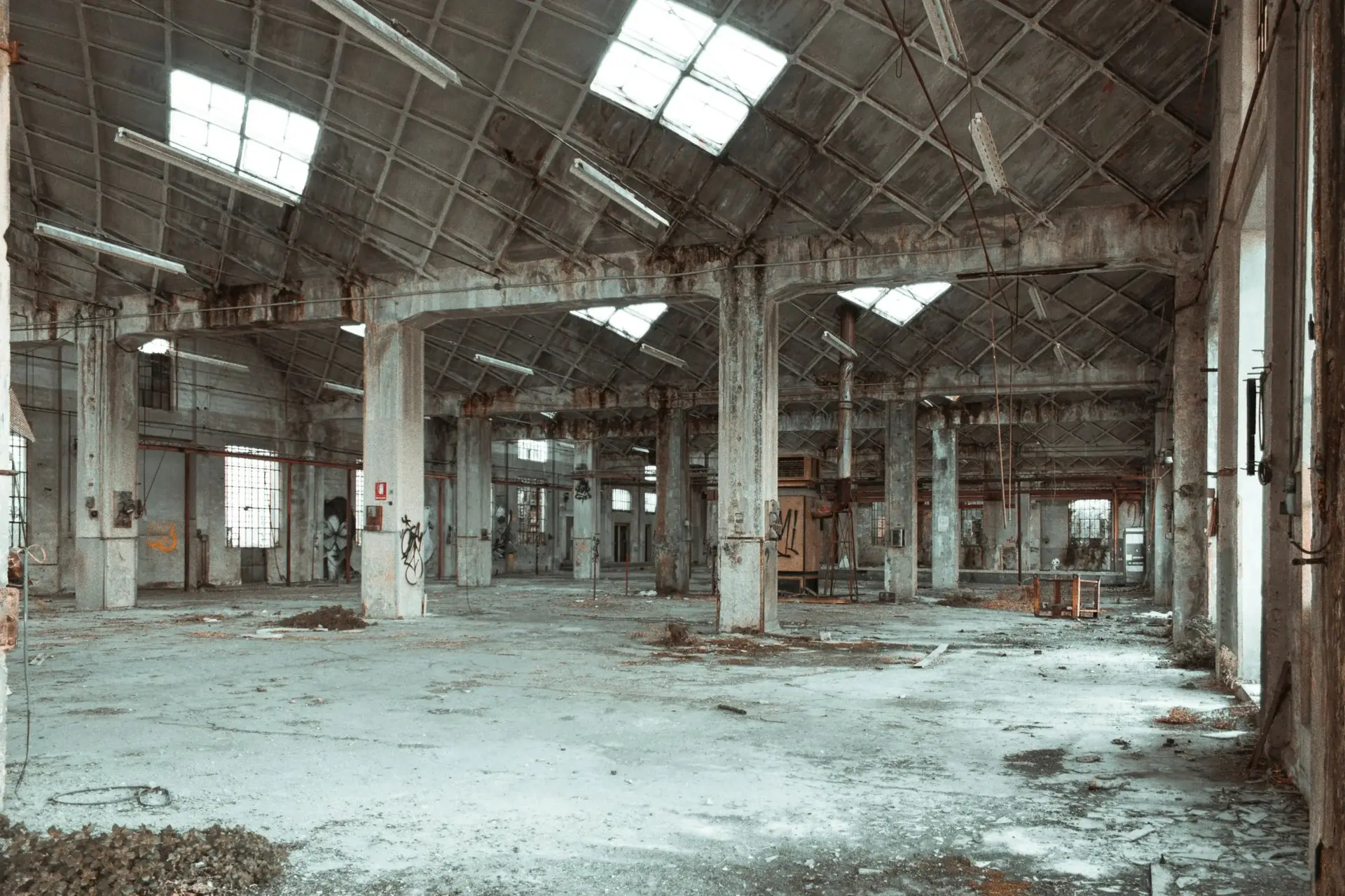 Stará zničená podlaha průmyslové haly