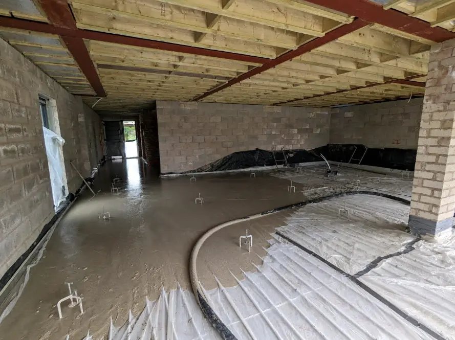 Anhydritová podlaha bytový dům Olomouc Brněnská 730 m², lesklý povrch po strojním lití