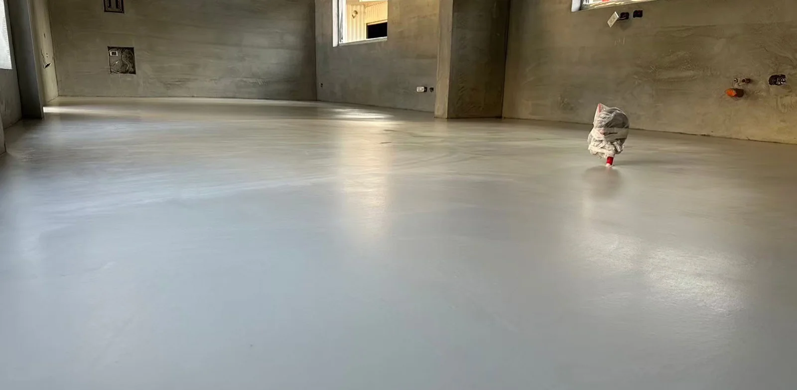 Designový leštěný beton světlý odstín Biscuit v rodinném domě