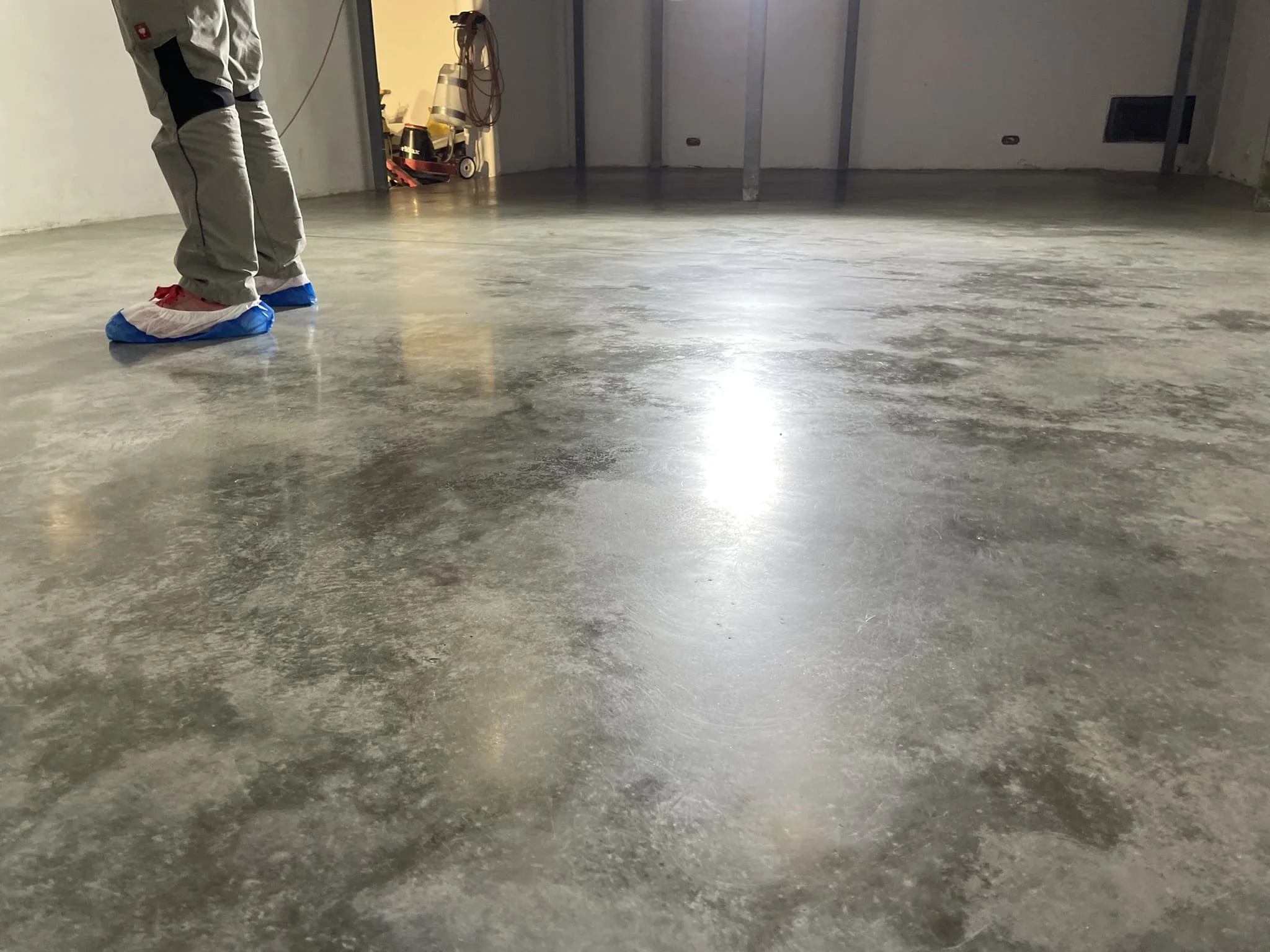 Leštěný designový beton odstín Platinum Grey — souvislá litá podlaha s volbou odstínu pro interiér