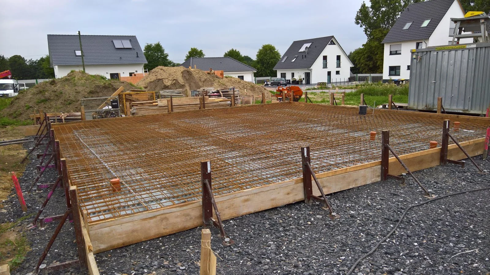 Bednění základové desky nachystané na betonáž — obvodové bednění a výztuž
