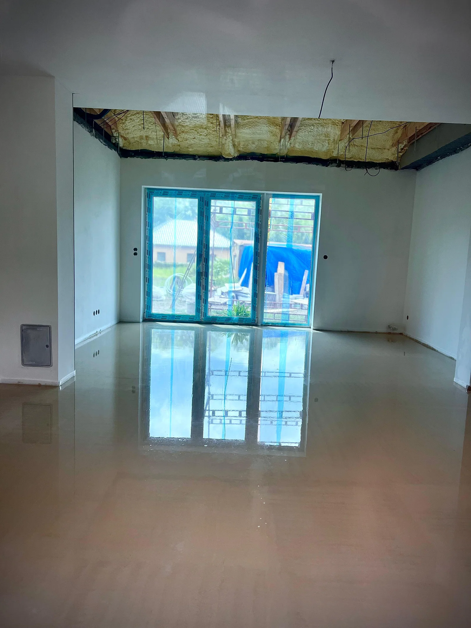 Znivelovaná anhydritová podlaha 180 m² — Bělkovice RD před fází schnutí, MO Betony 5/2026