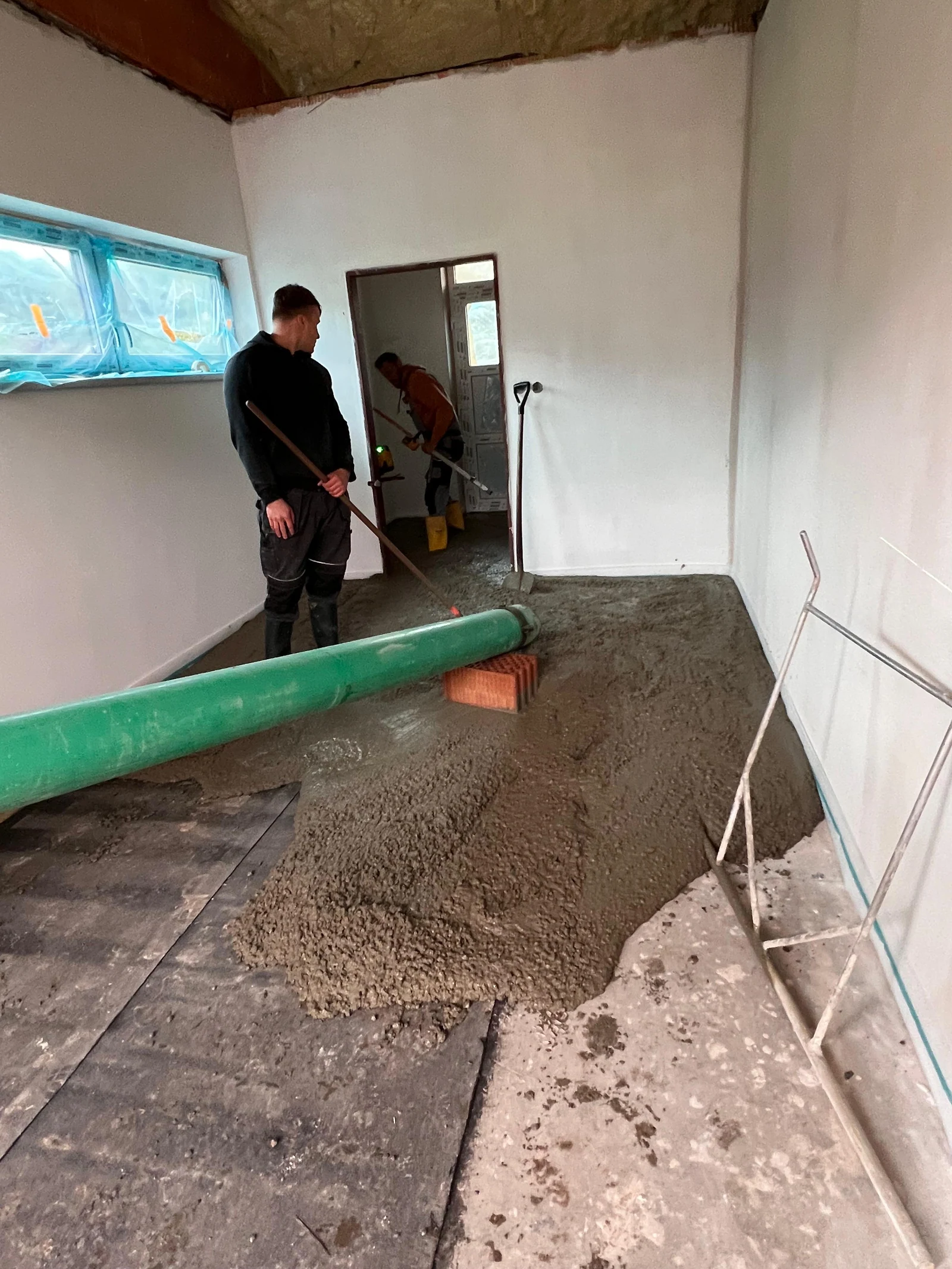 Betonáž pro pancéřovou podlahu — Bělkovice RD, lití drátkobetonu C25/30 s vlákny Bekaert Dramix