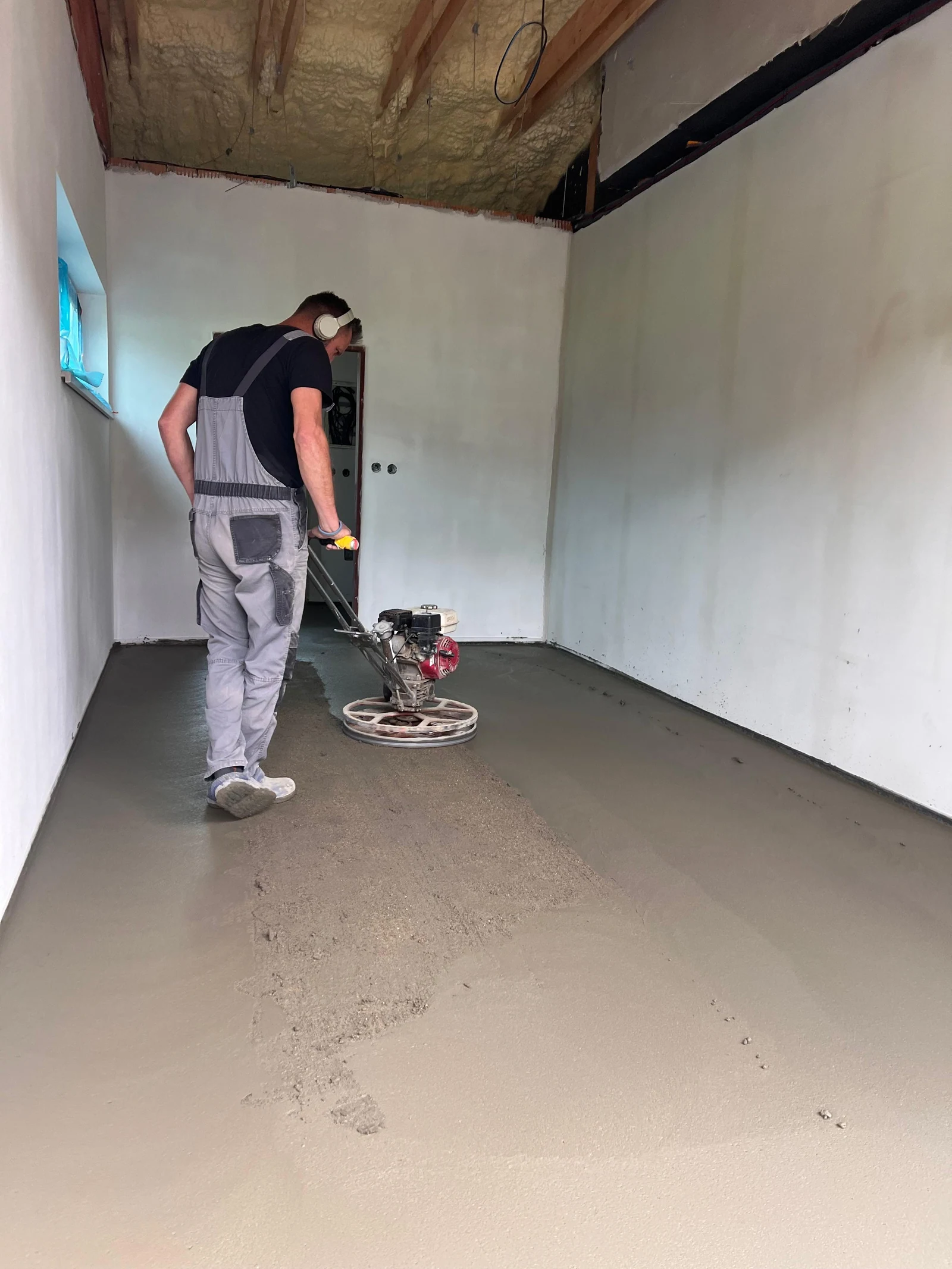 Strojní hlazení betonu v RD Bělkovice — správně provedené hlazení helikoptérami