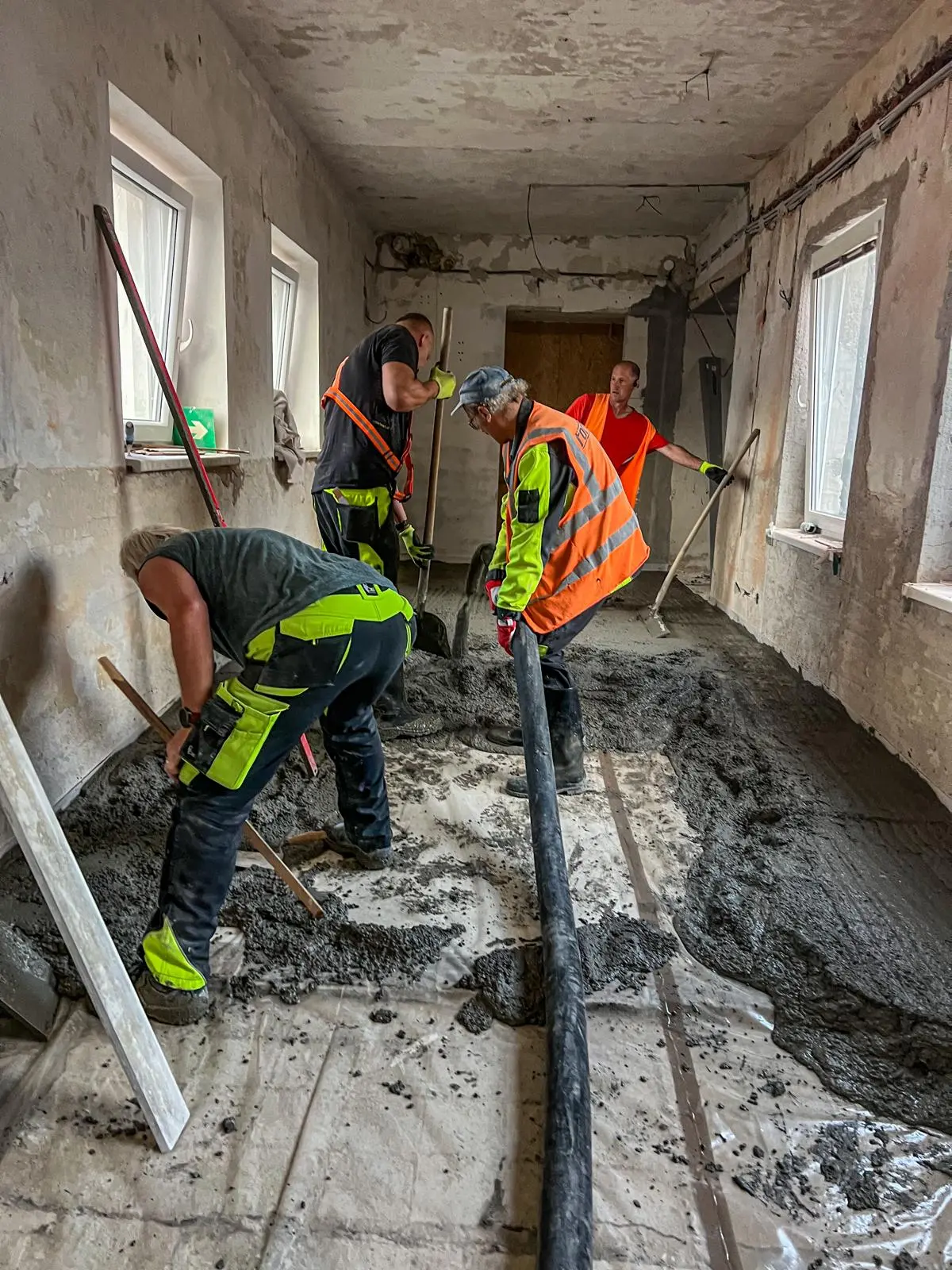Venkovní betonová plocha — hlazený drátkobeton C25/30 XF4 pro terasu a příjezd, realizace MO Betony