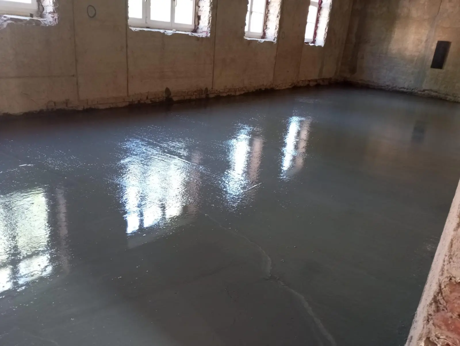 Betonová podlaha s drátky v penzionu Prostějov, hlazený beton komerční prostor