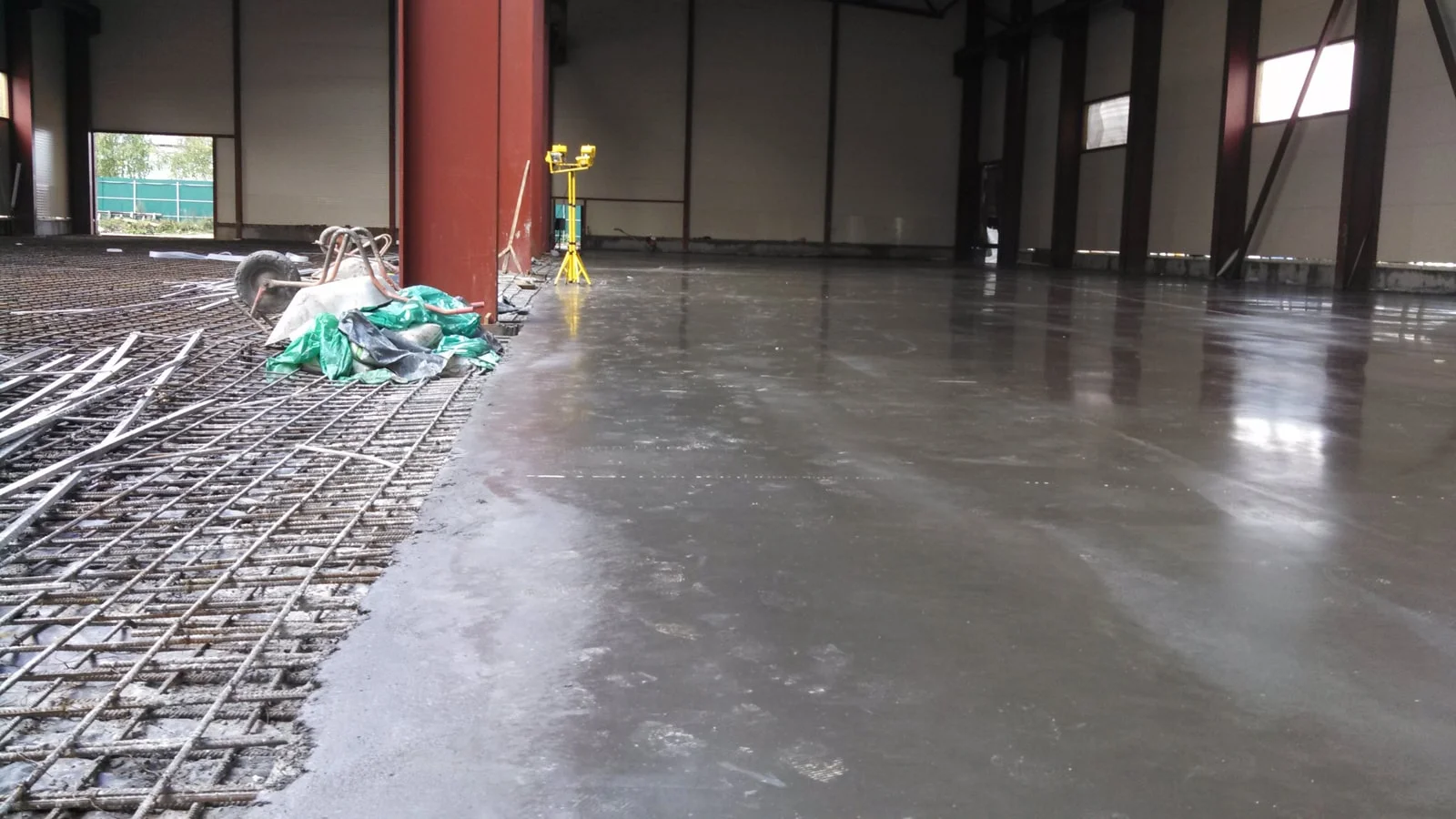 Betonová podlaha v otevřeném prostoru Přerov, drátkobeton hlazený s dilatací