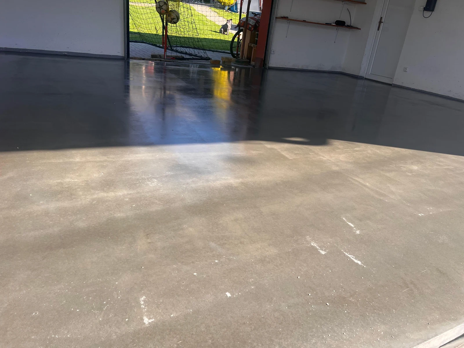 Leštěný beton v garáži RD Blansko 40 m² — hotový po závěrečném vyleštění