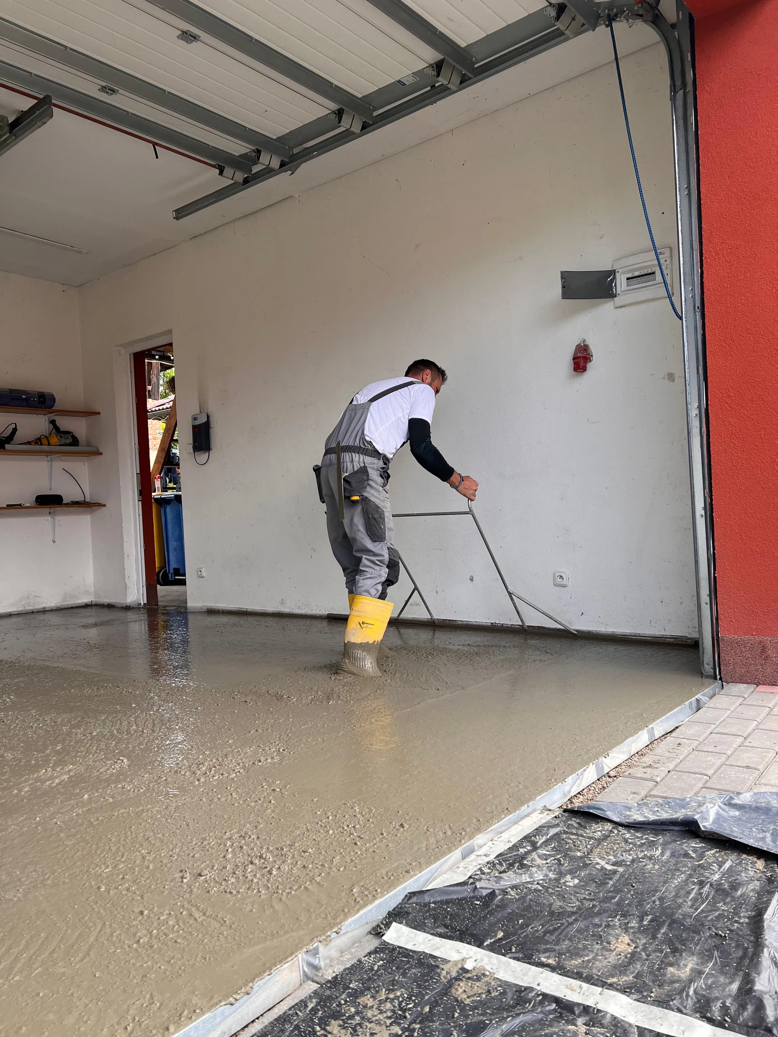 Hutnění betonu pro pancéřovou podlahu — Blansko garáž, vibrátory + srovnání latí