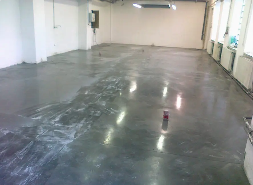 Pohledový beton v obývacím pokoji – industriální interiér