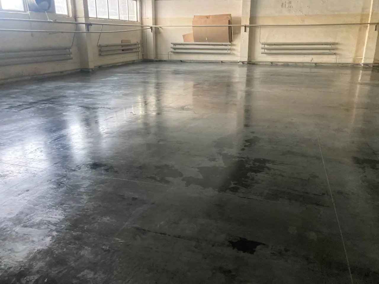 Leštěný beton po rekonstrukci garáže autoservisu Přerov, hlazený beton se vsypem