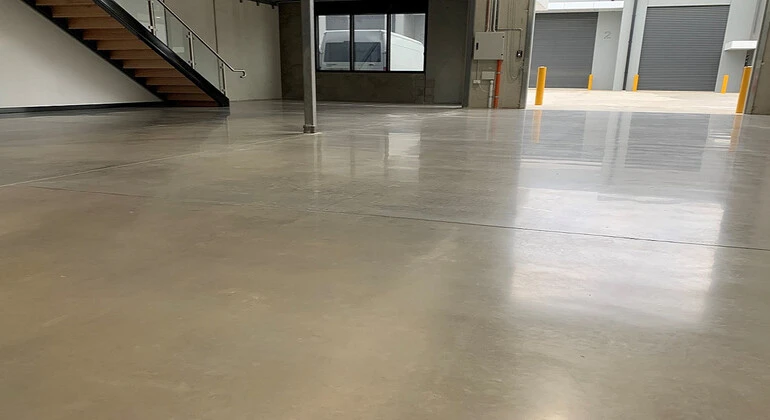 Leštěný beton v prodejně Prostějov, 210 m² hlazený beton se vsypem Fortedur