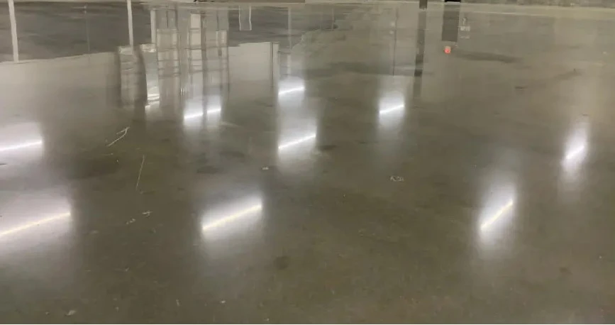 Detail probarvení betonu barevným vsypem — MO Betony