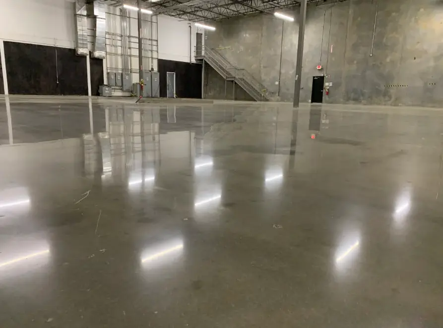 Detail mikrocementového povrchu – textura a vzhled