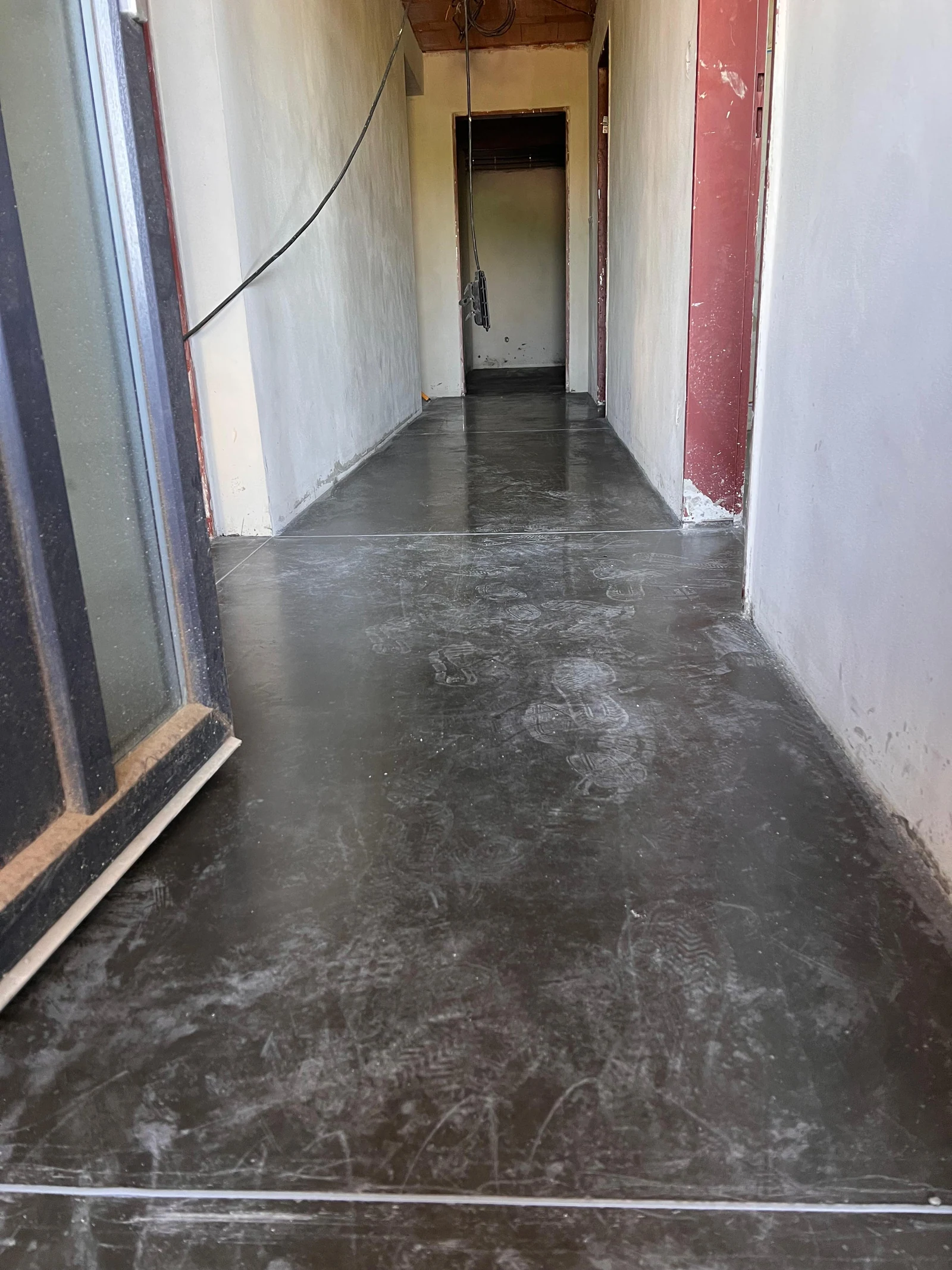 Leštěný beton v RD Olomouc 160 m² — 48 h po vyleštění, sjednocený monolit
