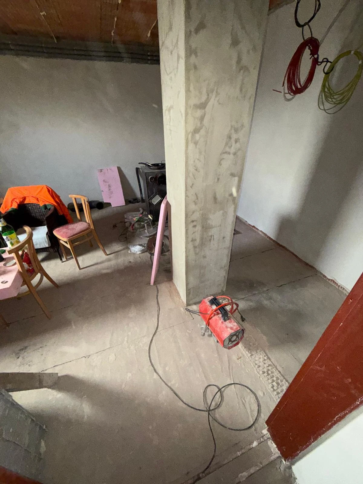 Stav betonové podlahy před renovací — Olomouc RD 160 m², MO Betony 2026