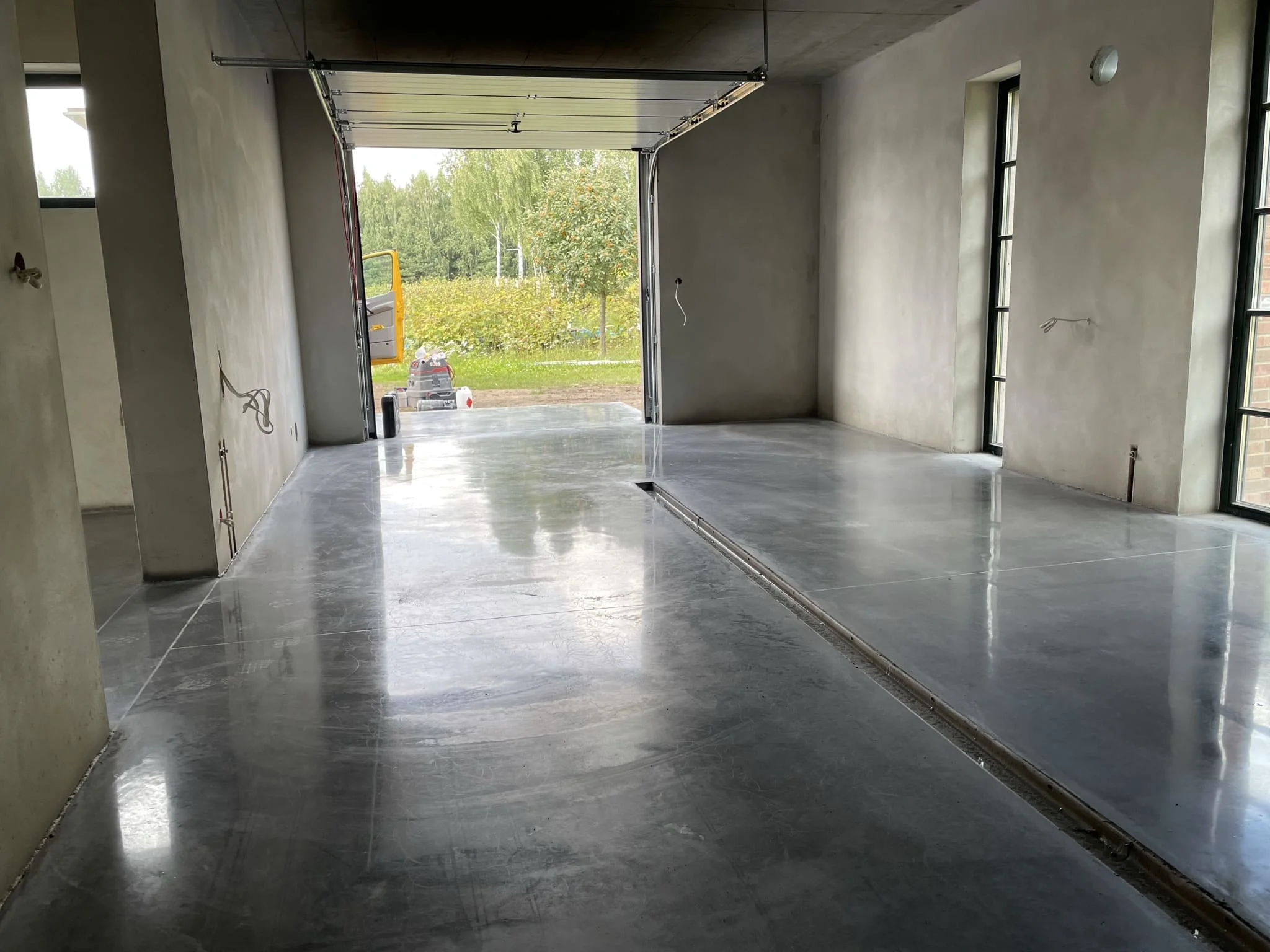 Průmyslová podlaha autoservis Olomouc, strojně hlazený beton