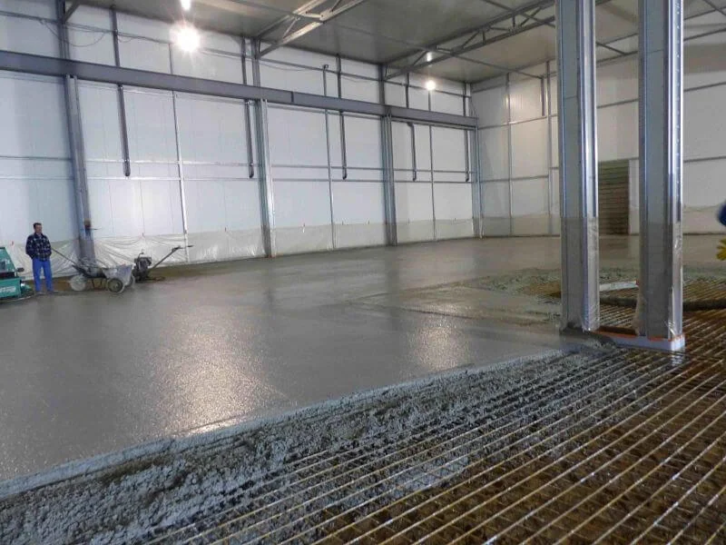 Betonáž průmyslové podlahy ve velké hale Zlín — MO Betony 2026