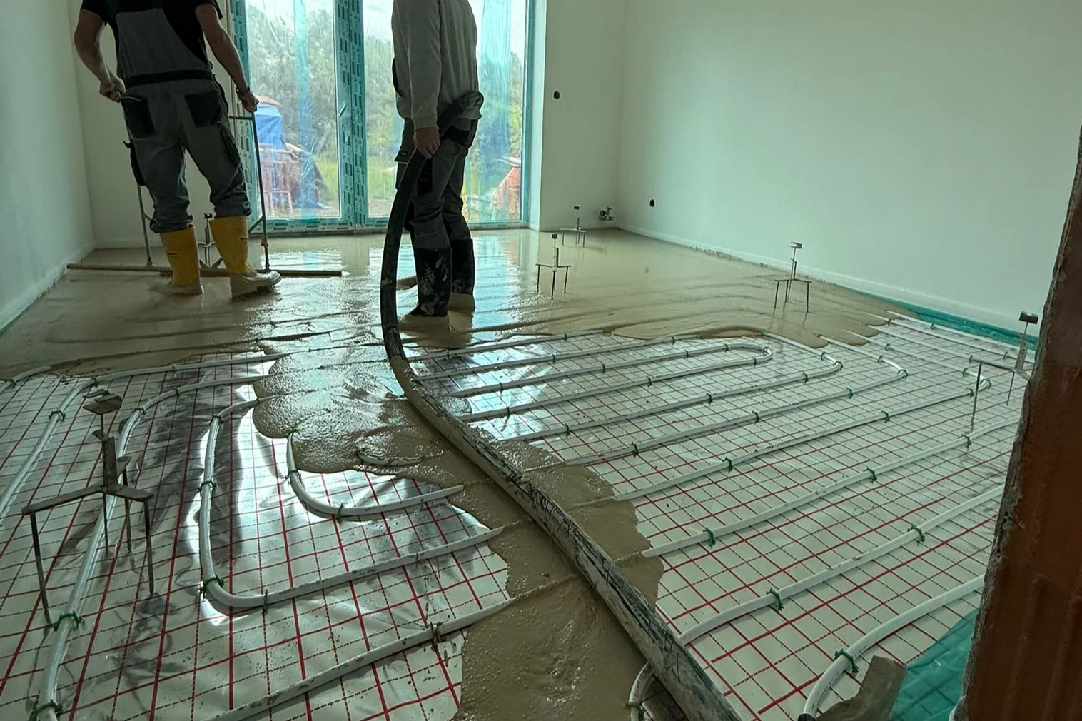 Rozlévání anhydritu a rovnání kozičkami na přesnost — RD Bělkovice-Laštany