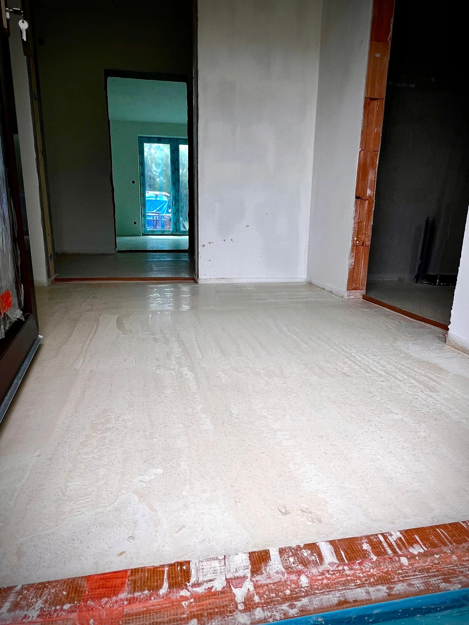 Anhydrit po nalití během schnutí — RD Bělkovice-Laštany