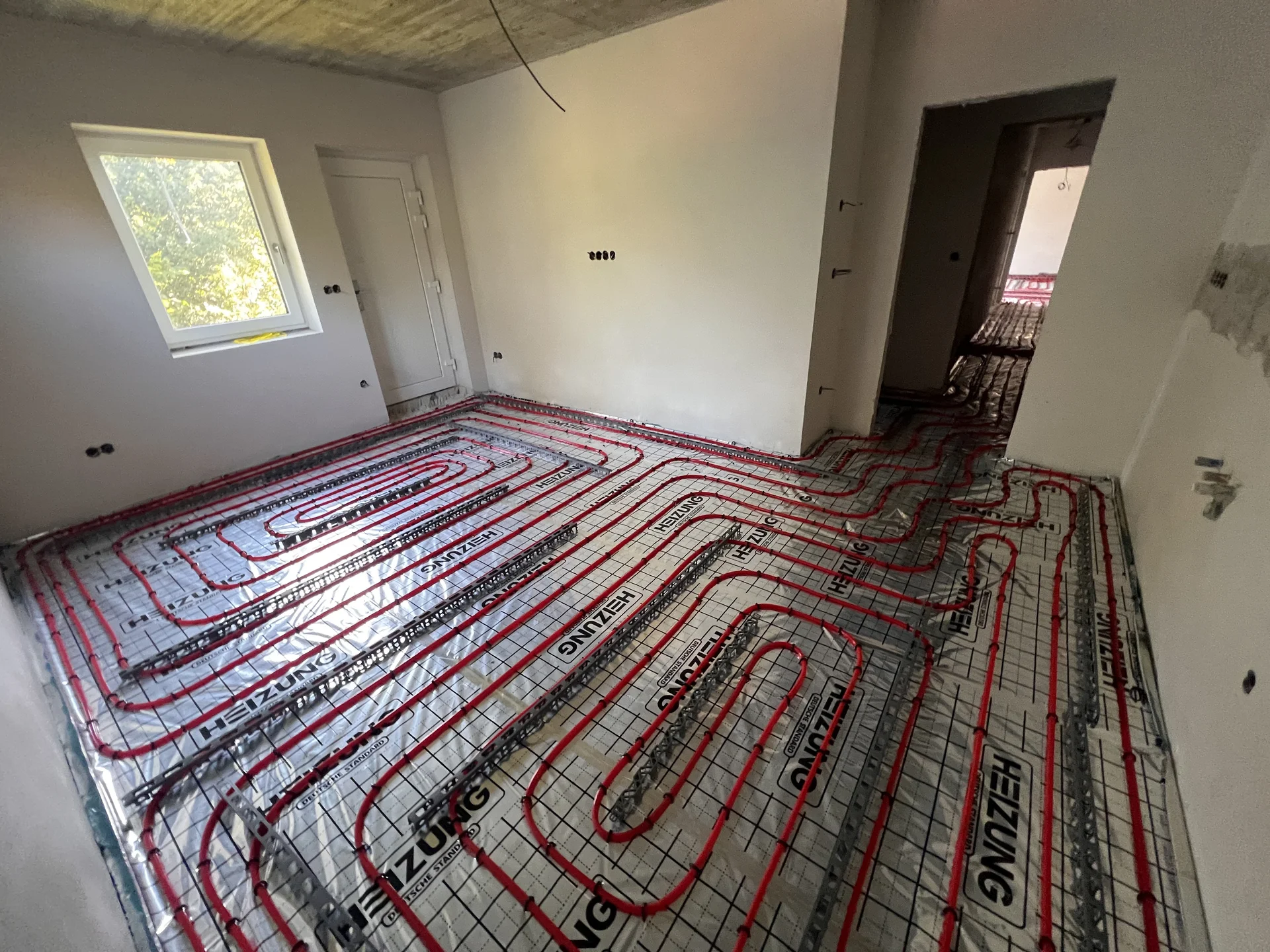 Začátek pokládky KARI sítě nad podlahovým topením – leštěný beton se vsypem, rodinný dům Hranice 190 m²