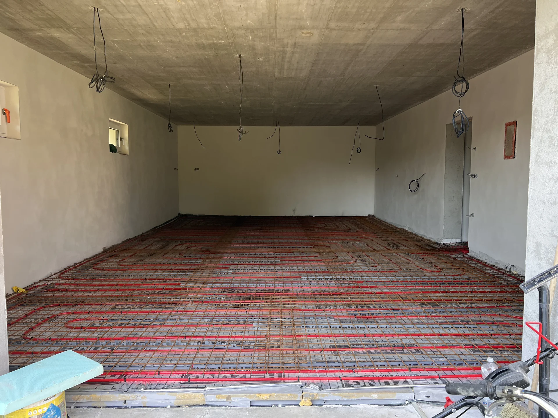 Připravená místnost před betonáží – leštěný beton se vsypem, rodinný dům Hranice 190 m²