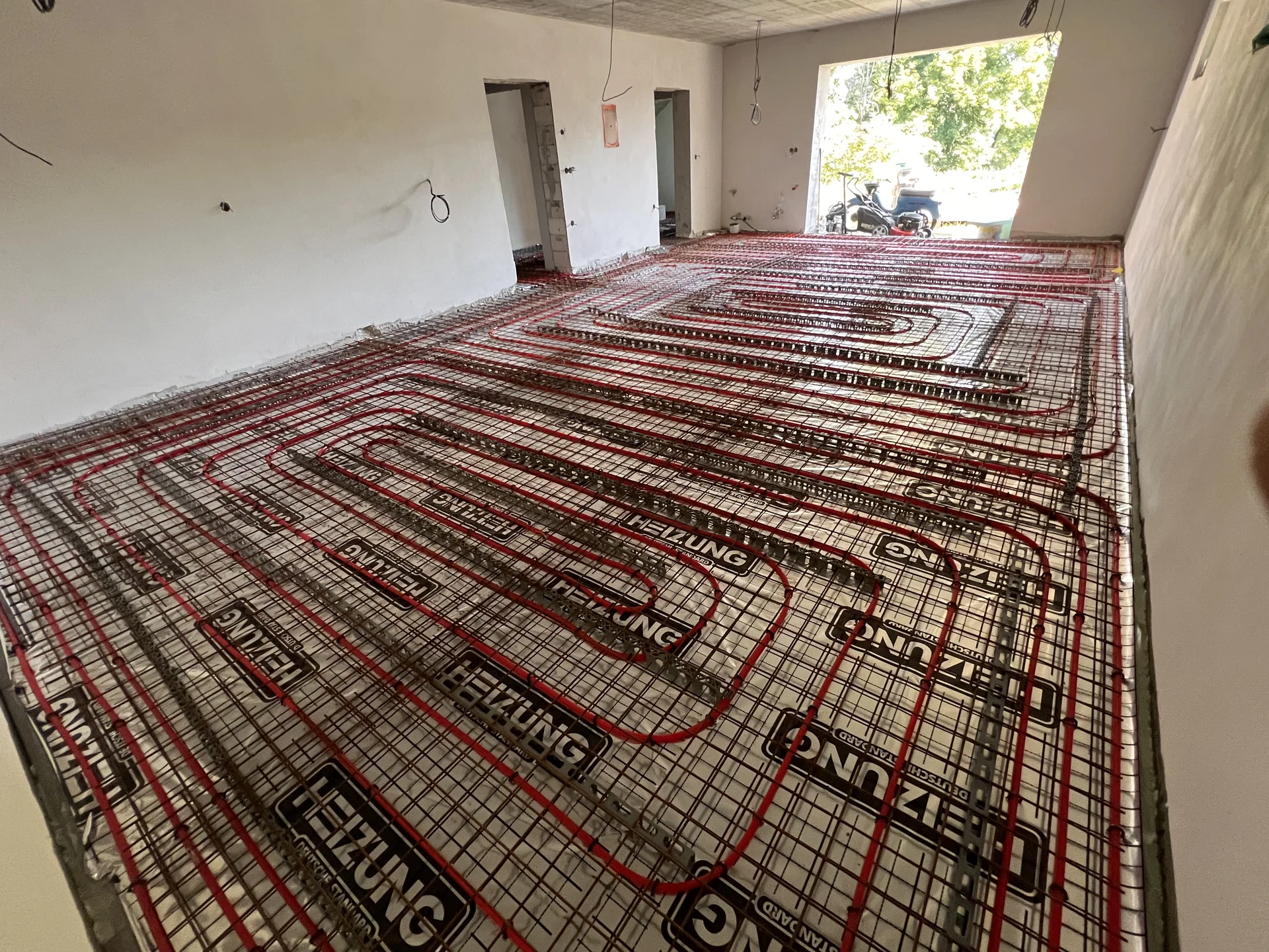 Detail uložení topení a KARI sítě – leštěný beton se vsypem, rodinný dům Hranice 190 m²