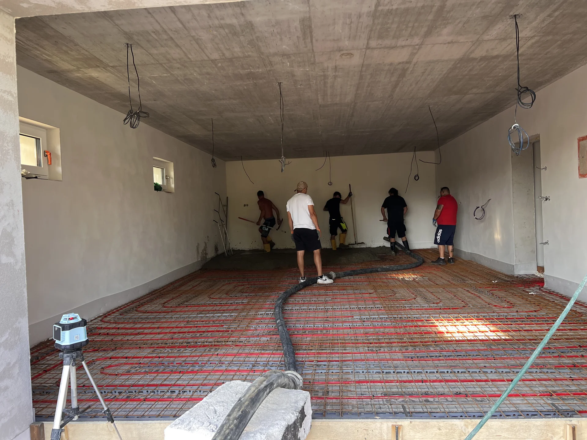 Betonáž místnosti – leštěný beton se vsypem, rodinný dům Hranice 190 m²