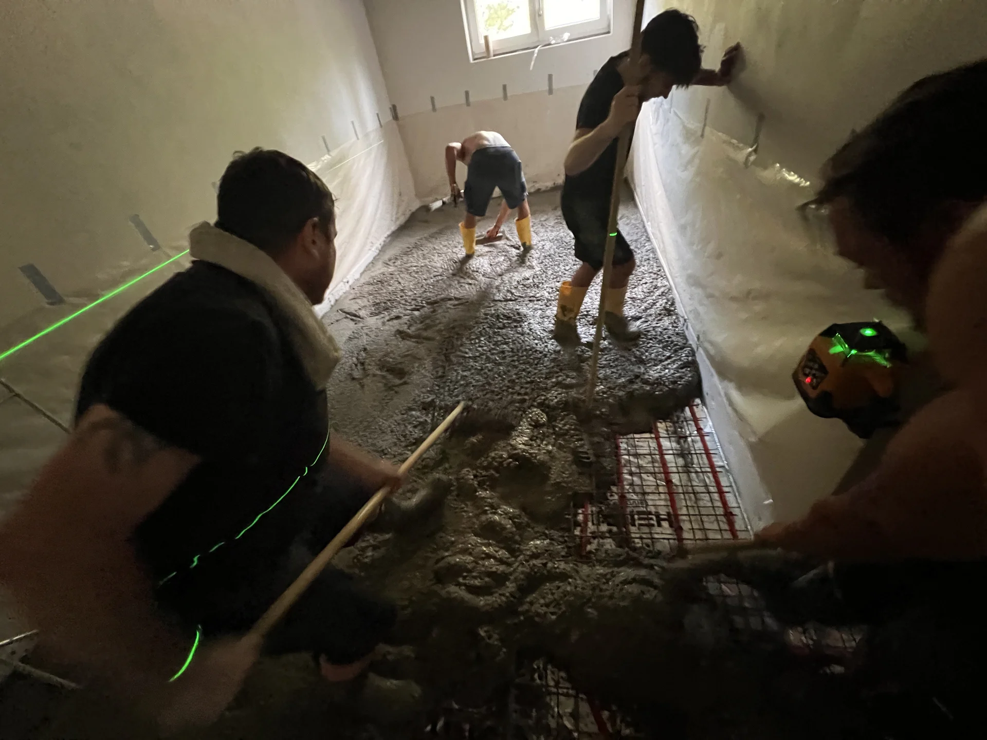 Rozhrnování betonu nad výztuží – leštěný beton se vsypem, rodinný dům Hranice 190 m²