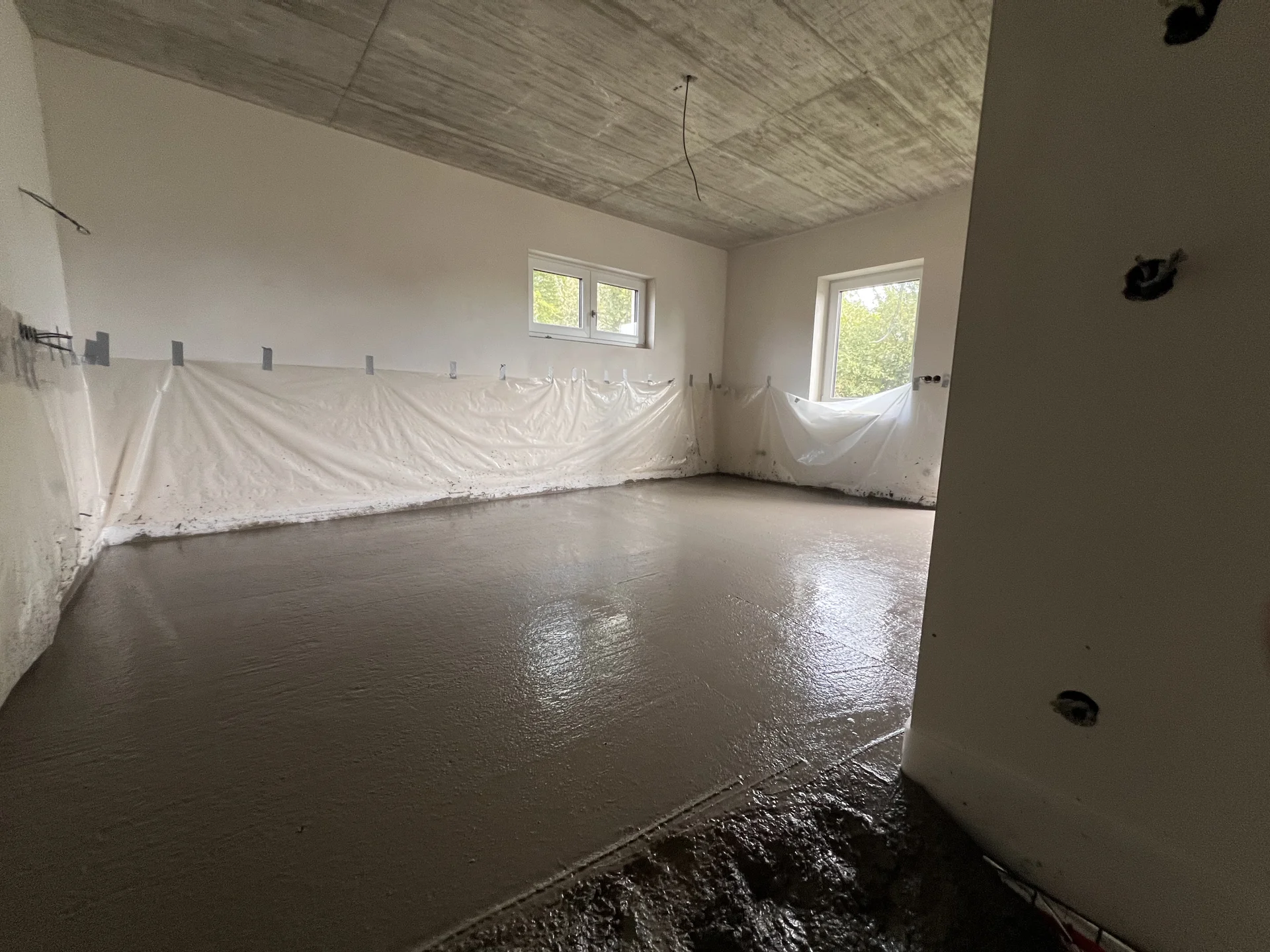 Zabetonovaná místnost – leštěný beton se vsypem, rodinný dům Hranice 190 m²