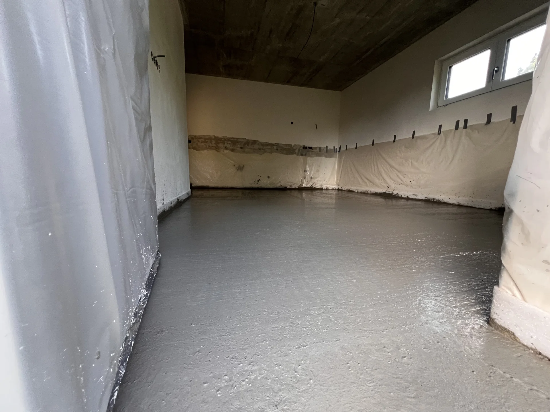 Plocha zabetonovaná, před hlazením – leštěný beton se vsypem, rodinný dům Hranice 190 m²