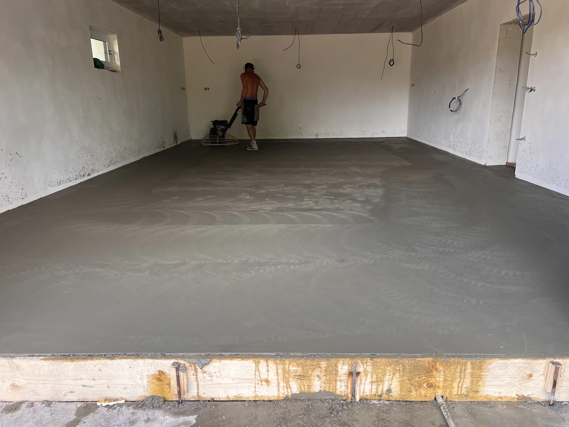 Hlazení vsypu rotačními hladičkami – leštěný beton se vsypem, rodinný dům Hranice 190 m²