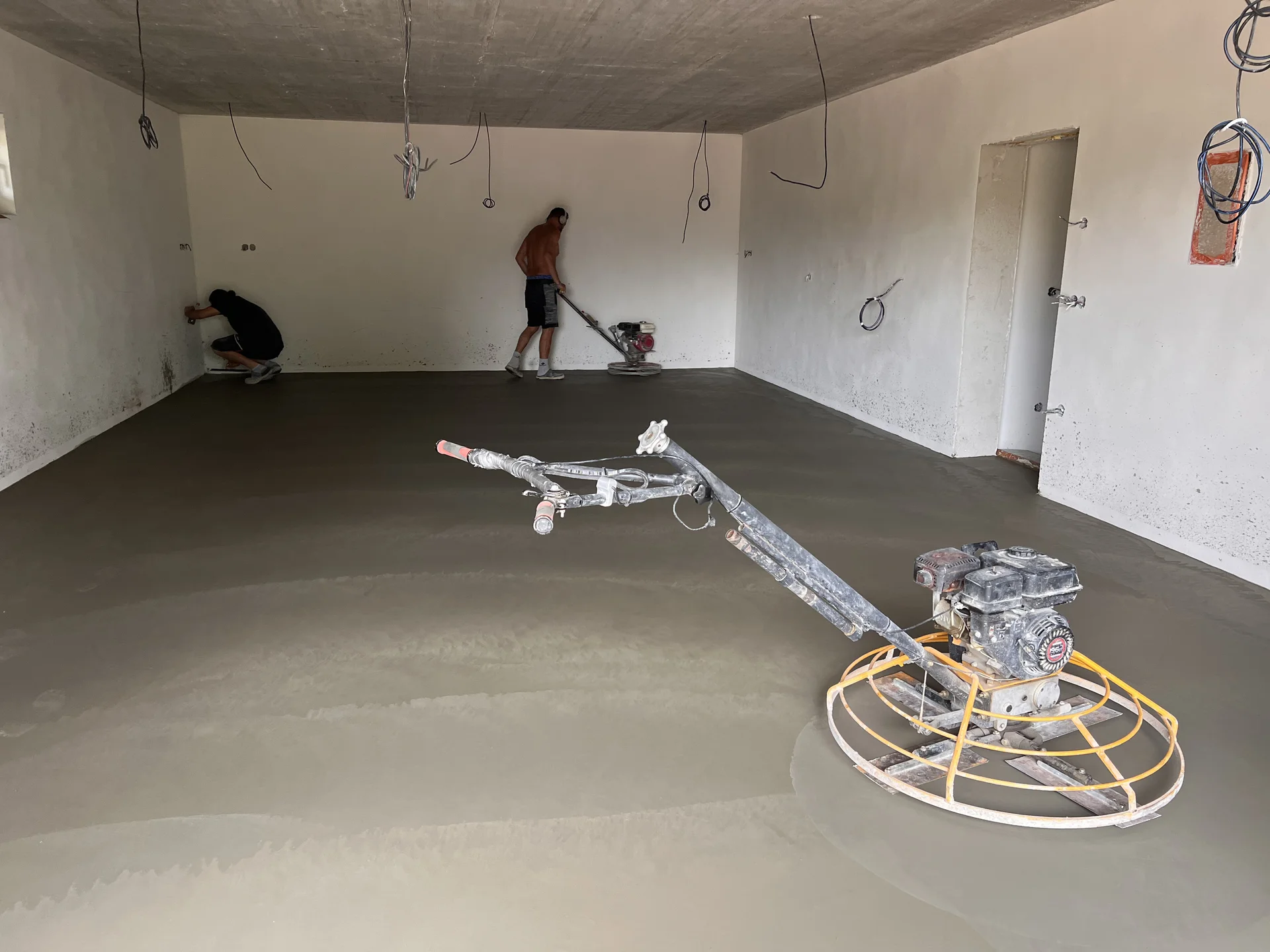 Strojní hlazení povrchu – leštěný beton se vsypem, rodinný dům Hranice 190 m²