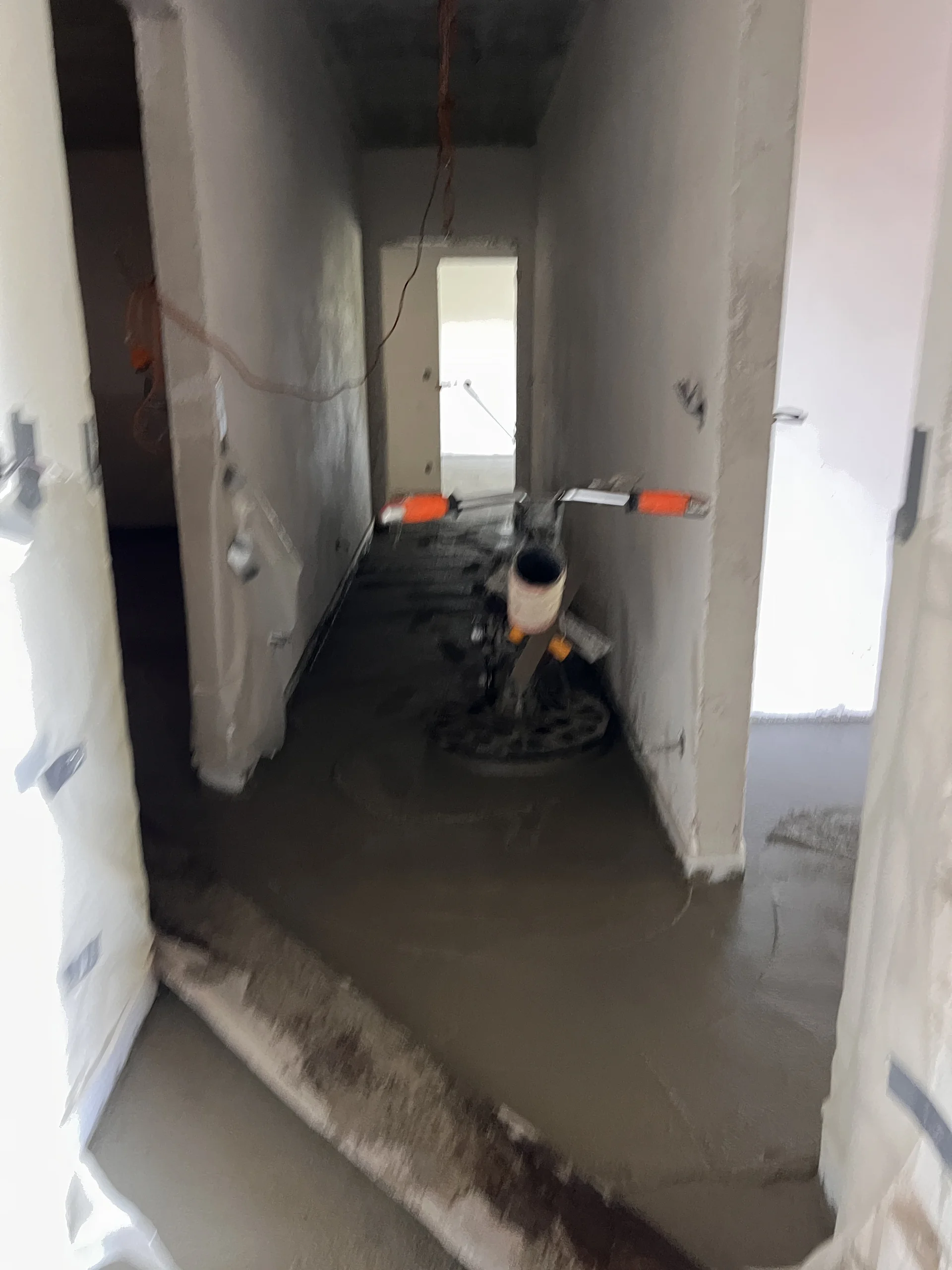 Hlazení navazujících místností – leštěný beton se vsypem, rodinný dům Hranice 190 m²
