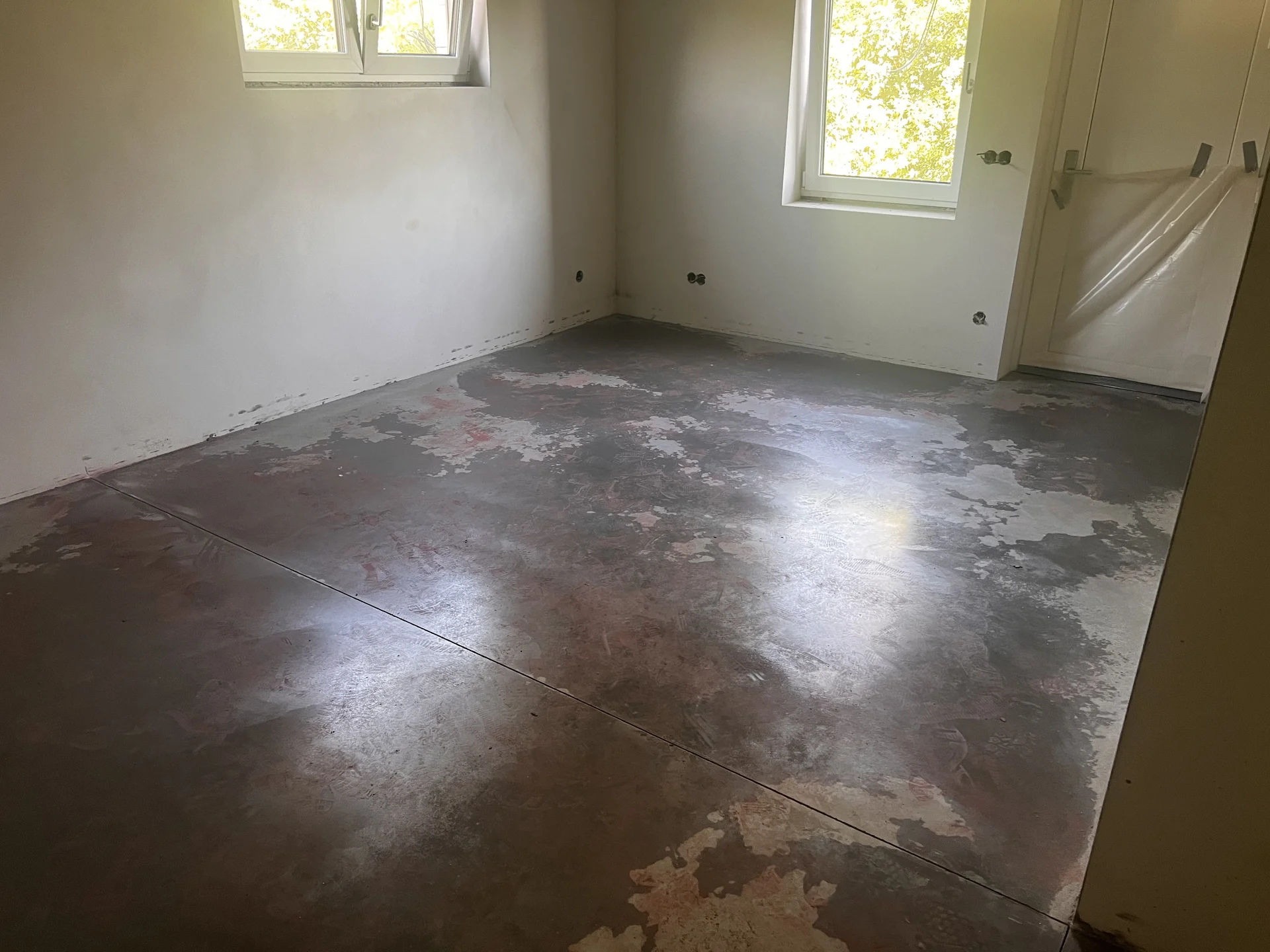 Designový leštěný beton v rodinném domě u Hranic — hotová podlaha s odlesky v obytné místnosti