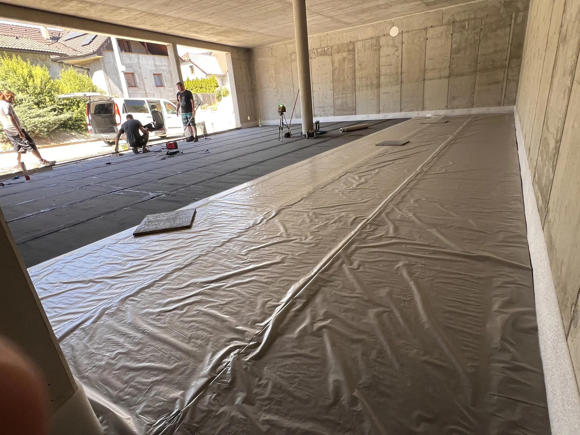 Separační fólie pod betonovou desku – leštěný beton se vsypem, dílna stolařství Zlín 260 m²