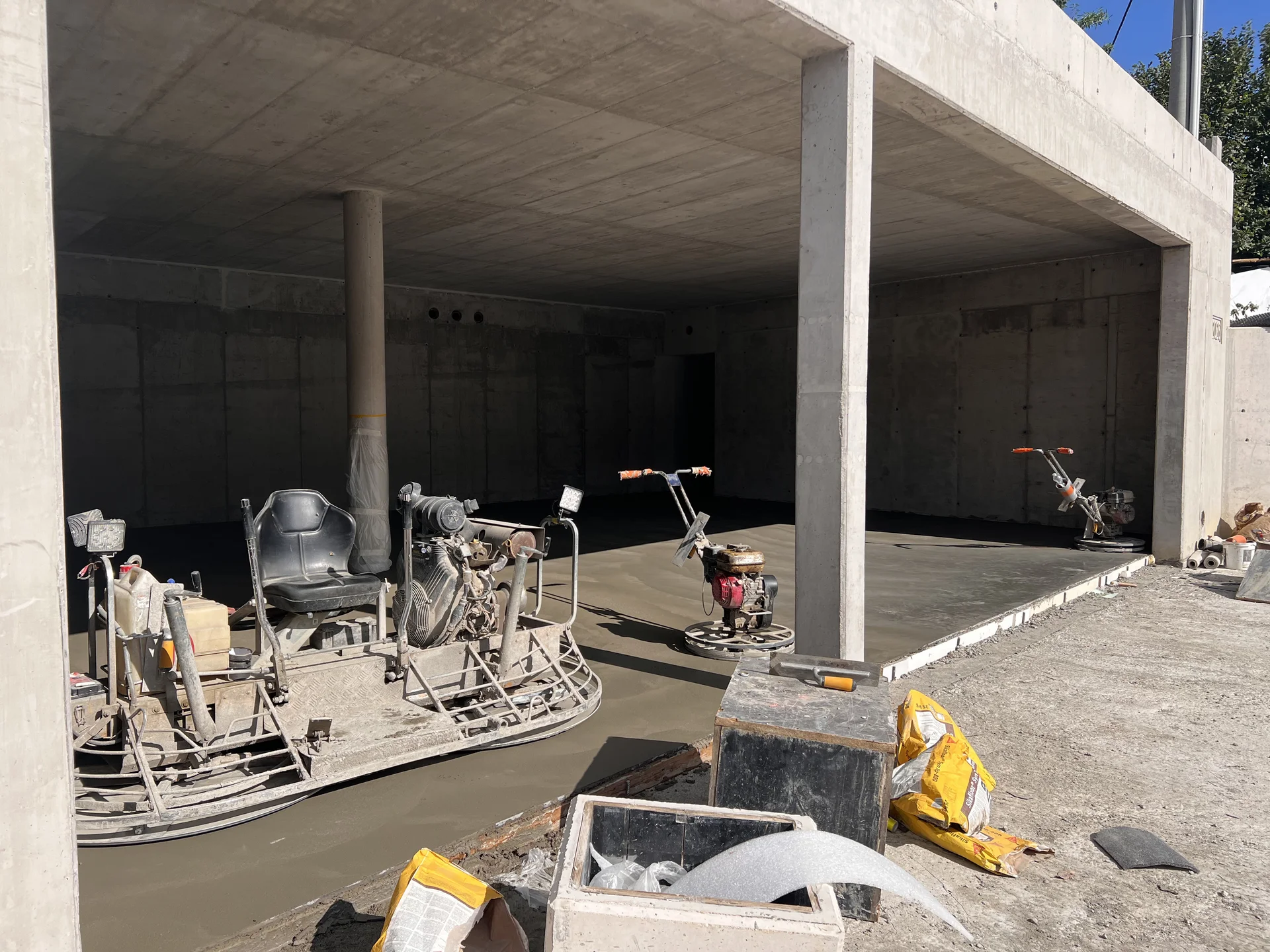 Rotační hladičky připravené na hlazení – leštěný beton se vsypem, dílna stolařství Zlín 260 m²
