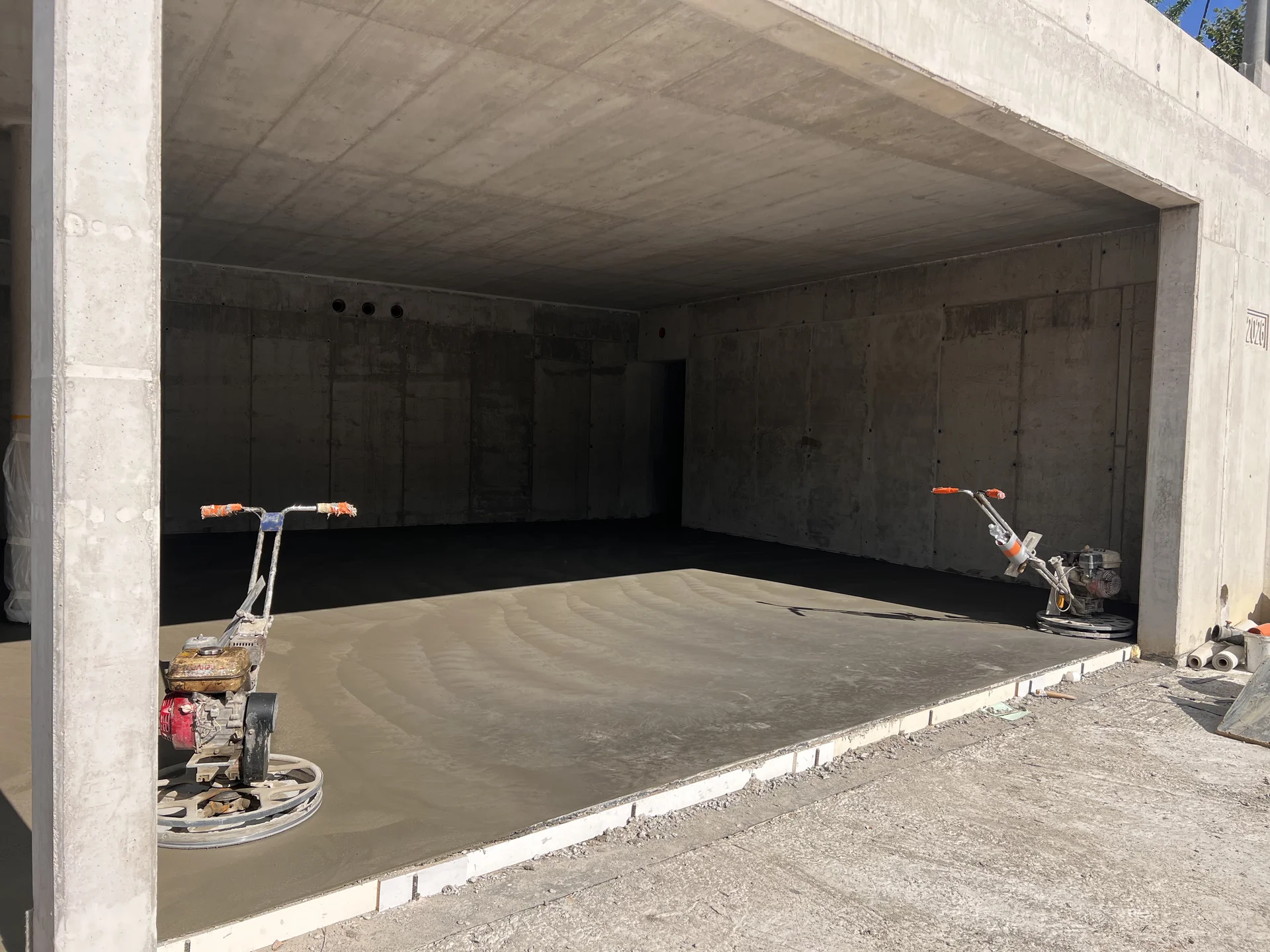 Strojní hlazení čerstvé desky – leštěný beton se vsypem, dílna stolařství Zlín 260 m²