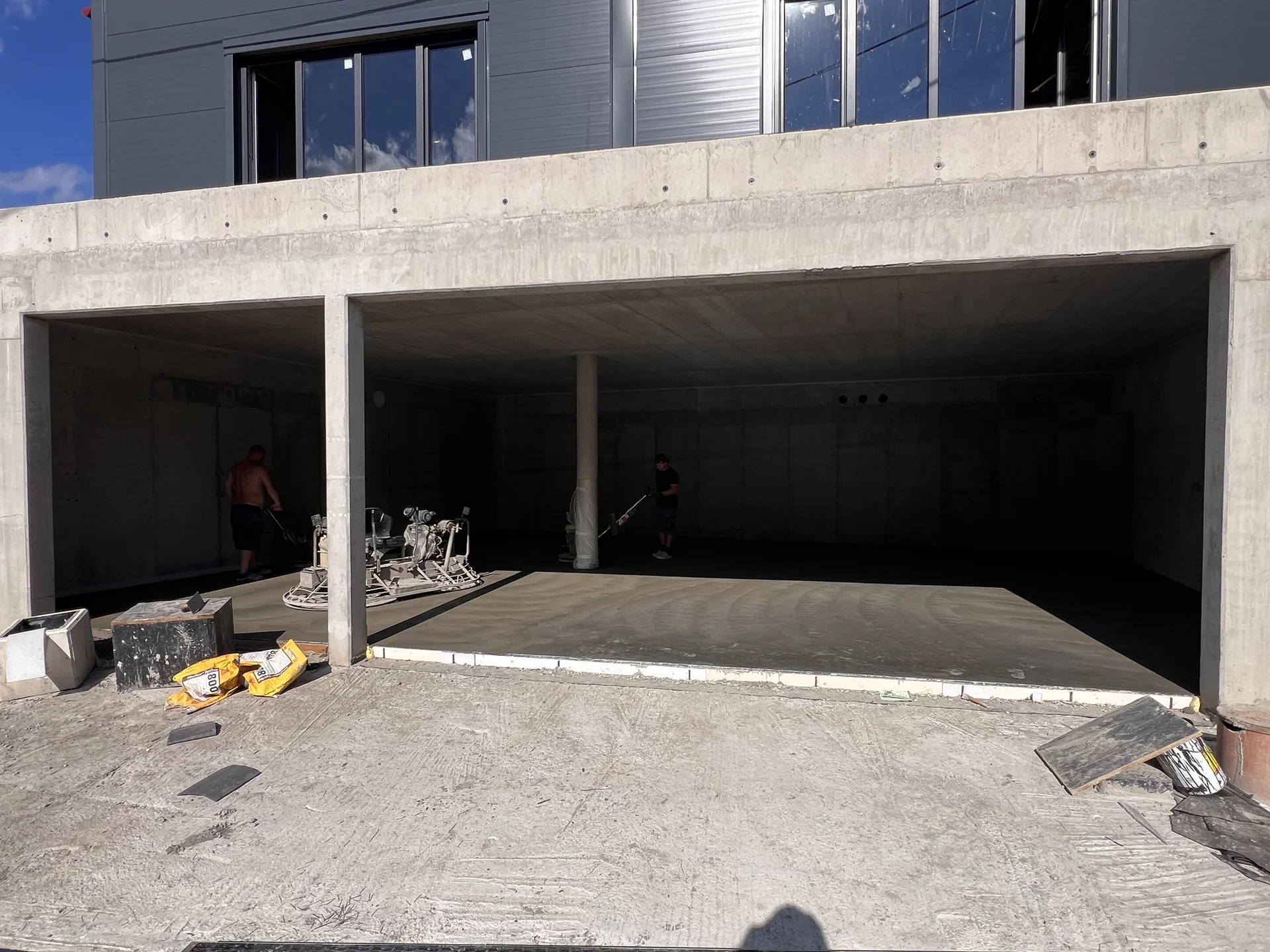 Hlazení podlahy ve spodním patře – leštěný beton se vsypem, dílna stolařství Zlín 260 m²