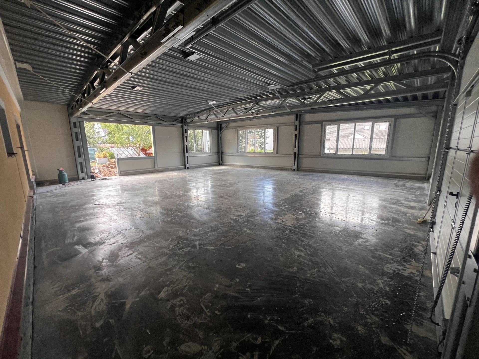 Horní patro po vyleštění – leštěný beton se vsypem, dílna stolařství Zlín 260 m²